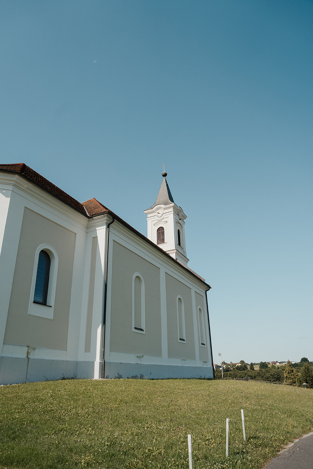 Kleine Dorfkirche im Sommerlicht, Schauplatz der Taufe