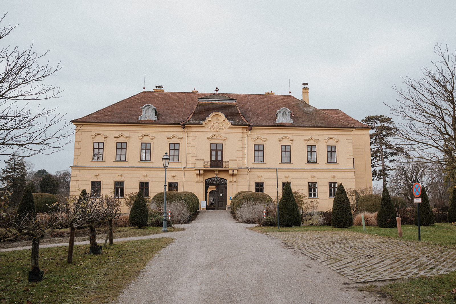 Herrschaftliches Gebäude mit Kastanienallee, Ort der Taufe-Feier