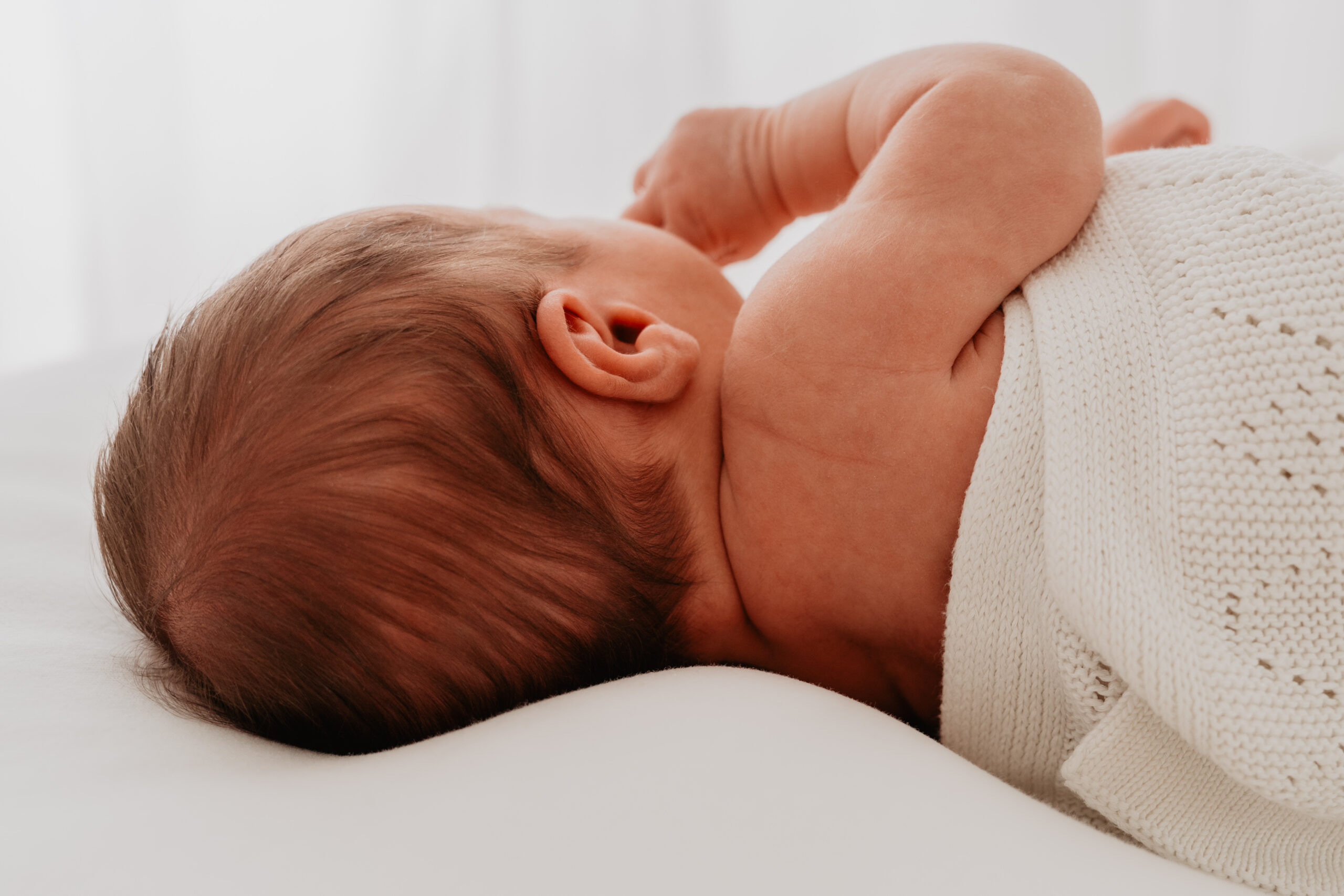 Newborn Portrait in cremefarbenen Tönen