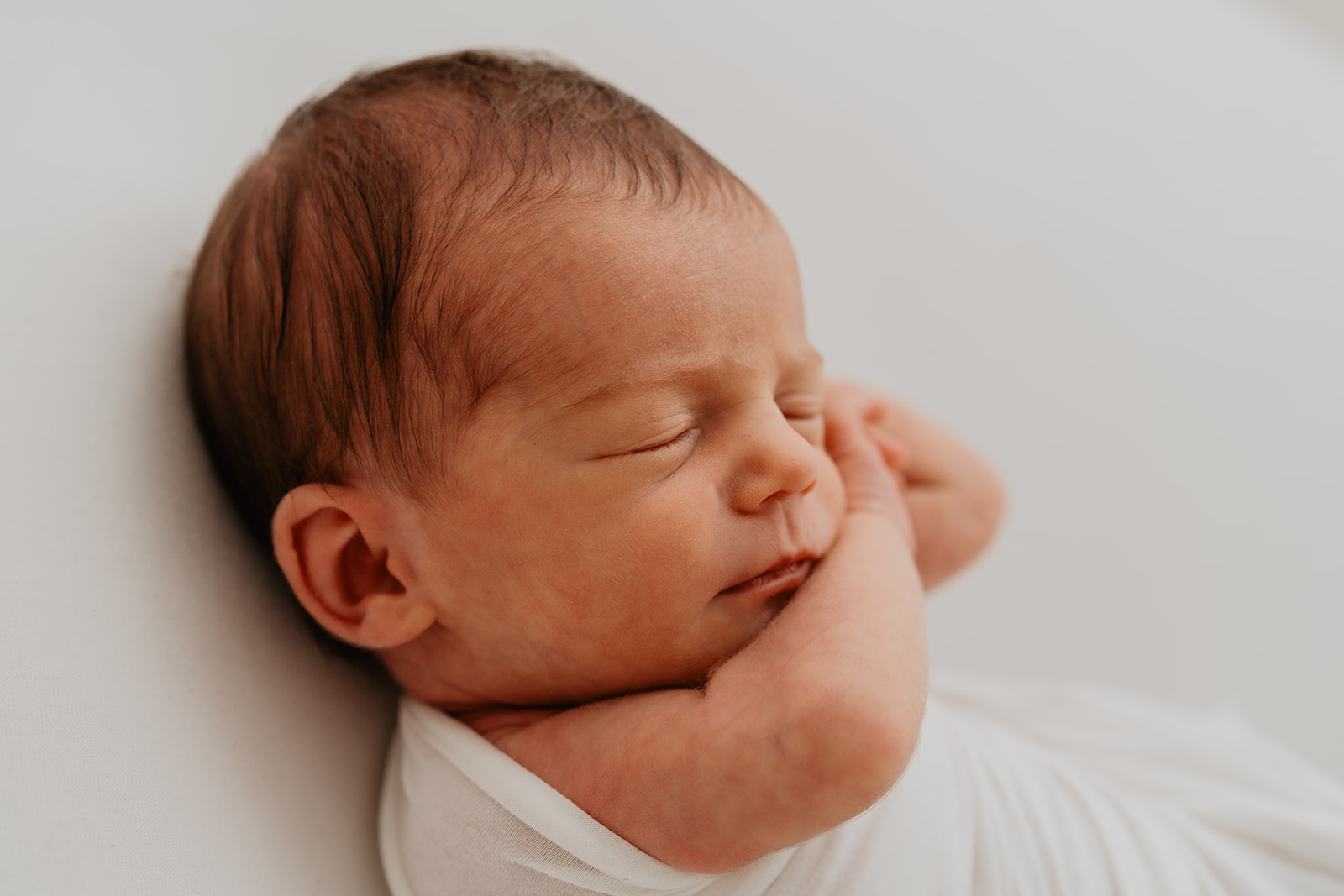 Neugeborenes Baby schläft friedlich